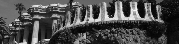 "Detall del Park Güell. Al fons, la Sala Hipòstila"
