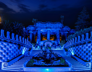 Le Park Güell s’illumine en bleu pour souhaiter la bienvenue à Barcelone 2026, Capitale mondiale de l’architecture