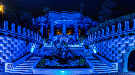 El Park Güell s’ha sumat a Barcelona 2026, Capital Mundial de l’Arquitectura, il·luminant per primer cop de color blau, el color de la UNESCO, els pavellons d’entrada, l’escalinata del drac i la Sala Hipòstila